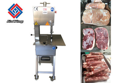 El hueso de la máquina de la elaboración de la carne de la comida vio el cortador con los guantes del acero inoxidable